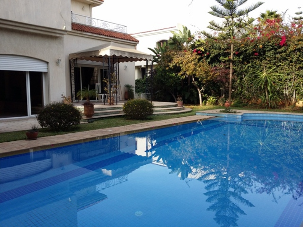 à louer villa  avec piscine et chauffage central à Hay Riad RABAT