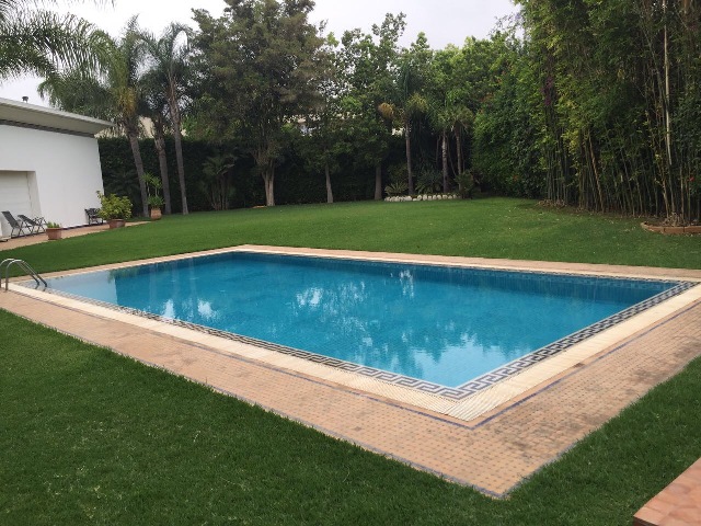 Location une villa de standing avec piscine à Rabat au quartier Souissi rabat,