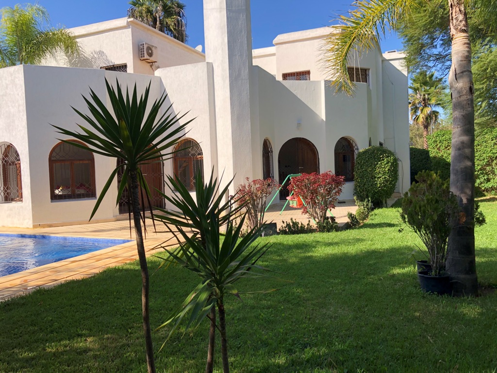Très belle villa avec piscine à louer à souissi Rabat