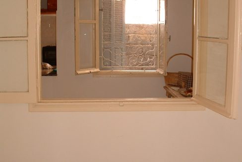 Petite chambre fenetre donnant sur la cuisine