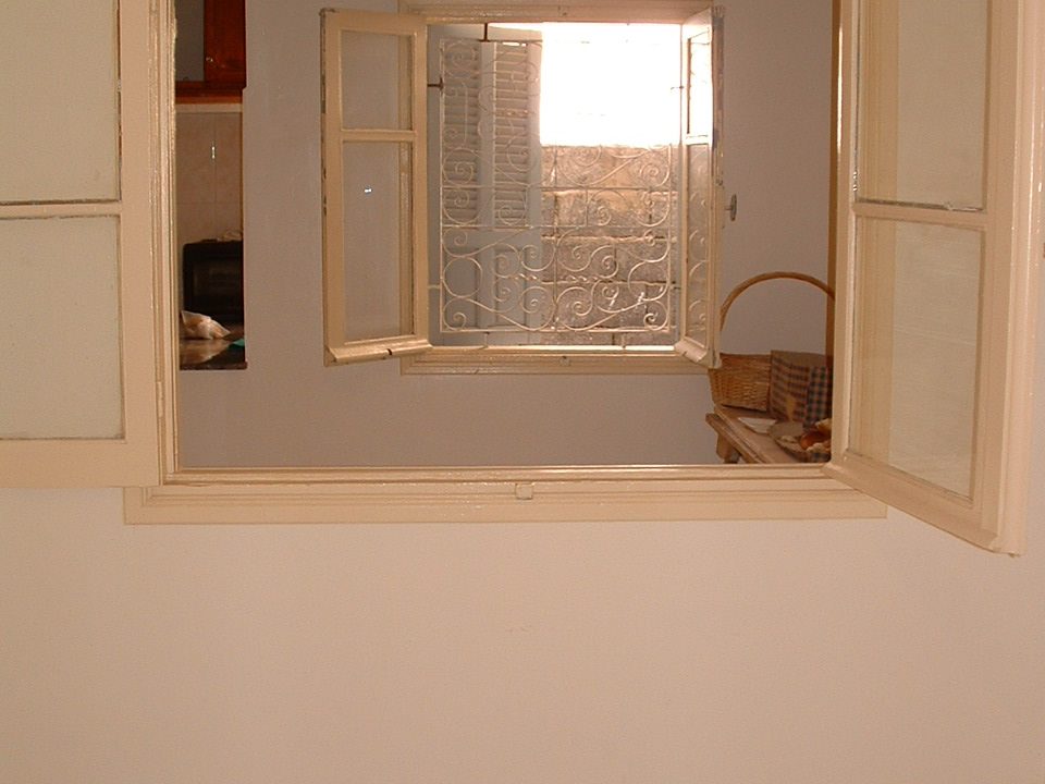 Petite chambre fenetre donnant sur la cuisine